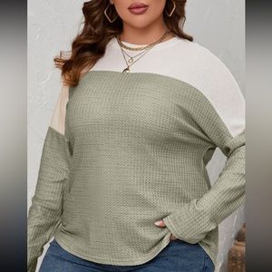 Sage green & ivory waffle knit long sleeve tunic w/ wide crew neck. New in bag